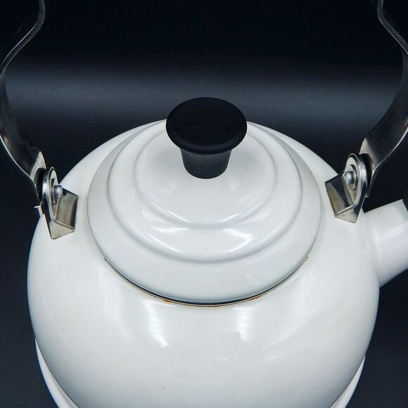 Le Creuset Whistling Tea Kettle White Enamel On Steel 1.7 Quart 1.6 Litre - Picture 6 of 13